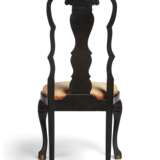 A PAIR OF JAPANNED DUTCH QUEEN ANNE SIDE CHAIRS - Foto 5
