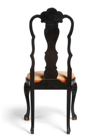 A PAIR OF JAPANNED DUTCH QUEEN ANNE SIDE CHAIRS - Foto 5