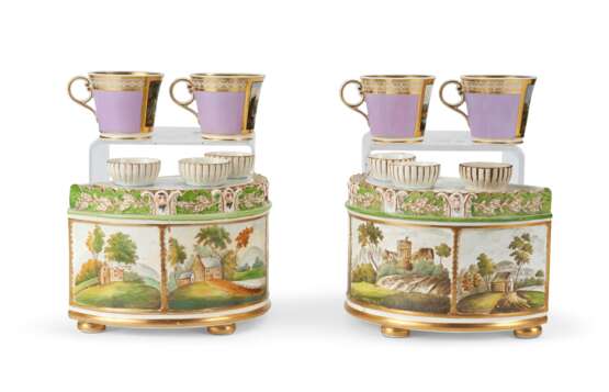 FOUR CHAMBERLAIN'S WORCESTER PORCELAIN COFFEE-CANS AND A PAIR OF ENGLISH PEARLWARE BOUGH-POTS AND COVERS - фото 3