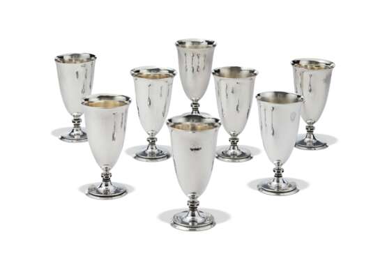 Jensen, Georg. A SET OF EIGHT DANISH SILVER CORDIAL CUPS, NO. 520 - Foto 1