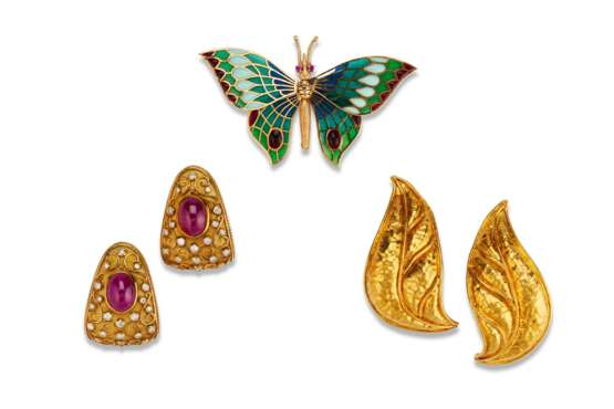 TWO PAIRS OF GOLD EAR CLIPS AND A GOLD PIN - фото 1