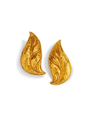TWO PAIRS OF GOLD EAR CLIPS AND A GOLD PIN - фото 2