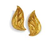 TWO PAIRS OF GOLD EAR CLIPS AND A GOLD PIN - photo 2
