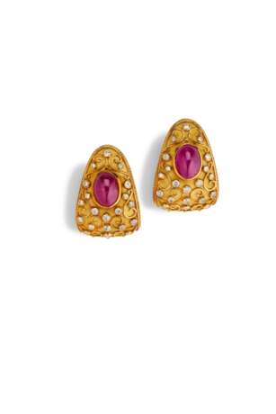 TWO PAIRS OF GOLD EAR CLIPS AND A GOLD PIN - фото 3