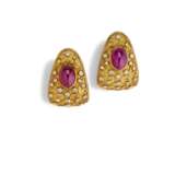 TWO PAIRS OF GOLD EAR CLIPS AND A GOLD PIN - фото 3