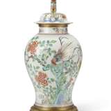 ORMOLU-MOUNTED CHINESE EXPORT STYLE VASE AND A COVER - фото 1