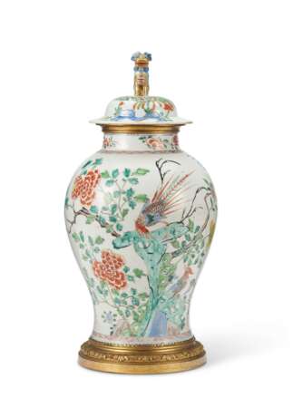 ORMOLU-MOUNTED CHINESE EXPORT STYLE VASE AND A COVER - Foto 1