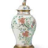 ORMOLU-MOUNTED CHINESE EXPORT STYLE VASE AND A COVER - фото 2