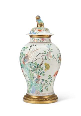 ORMOLU-MOUNTED CHINESE EXPORT STYLE VASE AND A COVER - photo 3