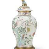 ORMOLU-MOUNTED CHINESE EXPORT STYLE VASE AND A COVER - фото 3