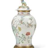 ORMOLU-MOUNTED CHINESE EXPORT STYLE VASE AND A COVER - фото 4