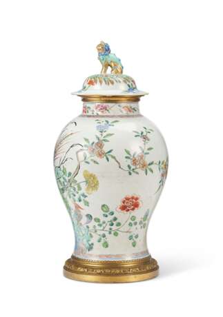 ORMOLU-MOUNTED CHINESE EXPORT STYLE VASE AND A COVER - Foto 4