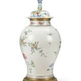 ORMOLU-MOUNTED CHINESE EXPORT STYLE VASE AND A COVER - Foto 5