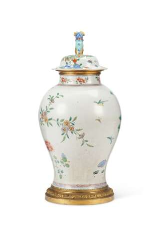 ORMOLU-MOUNTED CHINESE EXPORT STYLE VASE AND A COVER - photo 5