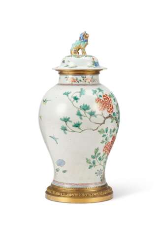 ORMOLU-MOUNTED CHINESE EXPORT STYLE VASE AND A COVER - фото 6