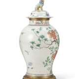 ORMOLU-MOUNTED CHINESE EXPORT STYLE VASE AND A COVER - Foto 6
