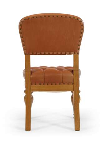 TWELVE ENGLISH OAK BUTTON-TUFTED DINING CHAIRS - фото 4