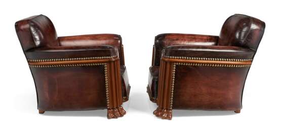 PAIR OF MAHOGANY AND LEATHER CLUB CHAIRS - photo 3