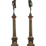 PAIR OF GILT AND PATINATED-BRONZE COLUMNS - Foto 2