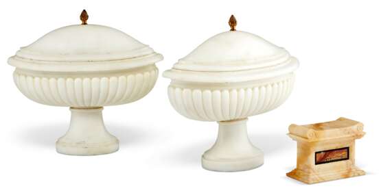 PAIR OF ITALIAN MARBLE URNS AND COVERS AND A MARBLE MODEL OF A BENCH - photo 1