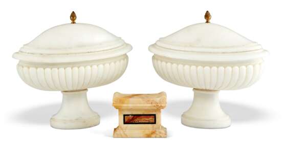 PAIR OF ITALIAN MARBLE URNS AND COVERS AND A MARBLE MODEL OF A BENCH - Foto 2