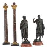 PAIR OF ITALIAN GILTWOOD AND MARBLE COLUMNS AND PAIR OF ITALIAN BRONZE FIGURES OF EMPERORS - Foto 5