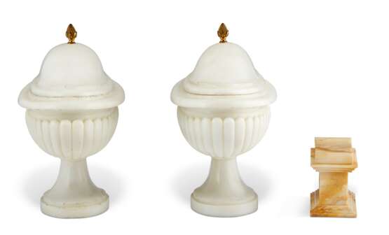 PAIR OF ITALIAN MARBLE URNS AND COVERS AND A MARBLE MODEL OF A BENCH - photo 4