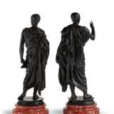 PAIR OF ITALIAN GILTWOOD AND MARBLE COLUMNS AND PAIR OF ITALIAN BRONZE FIGURES OF EMPERORS - Foto 8