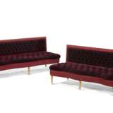 TWO FRENCH GILTWOOD AND BUTTON-TUFTED BANQUETTES - фото 1