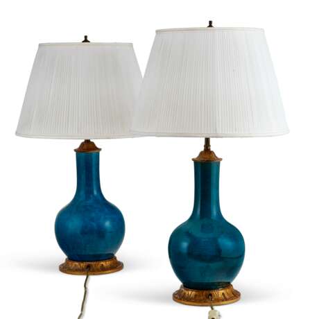 PAIR OF CHINESE TURQUOISE-GLAZED BOTTLE VASES MOUNTED AS LAMPS - Foto 2