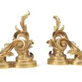 PAIR OF FRENCH ORMOLU CHENETS - Foto 2