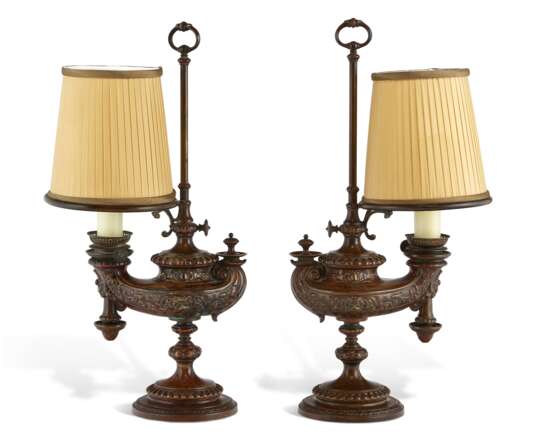 PAIR OF GERMAN PATINATED BRONZE OIL LAMPS - photo 1