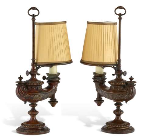 PAIR OF GERMAN PATINATED BRONZE OIL LAMPS - photo 2