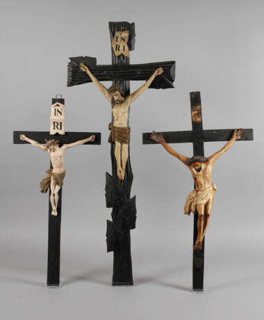 Drei Kruzifixe - Foto 1