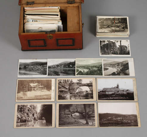 Kiste mit Postkarten und Fotokarten - photo 1