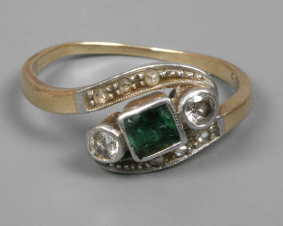 Damenbrillantring mit Smaragd und Diamanten - photo 1
