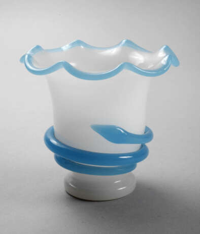 Milchglasvase mit Schlangenmotiv - photo 1