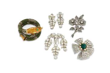 A GROUP OF ANTIQUE AND COSTUME JEWELRY