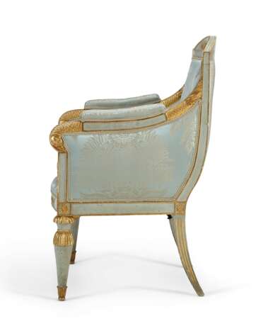 PAIR OF NORTH ITALIAN BLUE-PAINTED, PARCEL-GILT BERGERES - photo 3
