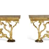 A PAIR OF ITALIAN GILTWOOD CONSOLES TABLES - фото 1