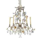 A CONTINENTAL SILVERED AND CUT-GLASS AND PORCELAIN FIVE-LIGHT CHANDELIER - Foto 2