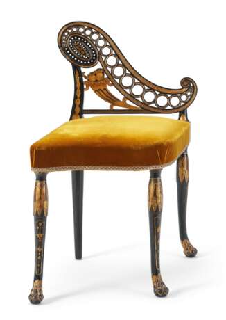 FOUR NORTH EUROPEAN BLACK-PAINTED AND PARCEL GILT SIDE CHAIRS - Foto 2
