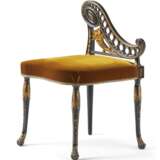 FOUR NORTH EUROPEAN BLACK-PAINTED AND PARCEL GILT SIDE CHAIRS - Foto 3