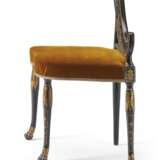 FOUR NORTH EUROPEAN BLACK-PAINTED AND PARCEL GILT SIDE CHAIRS - Foto 4