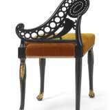 FOUR NORTH EUROPEAN BLACK-PAINTED AND PARCEL GILT SIDE CHAIRS - Foto 5