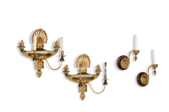 PAIR OF SOUTH EUROPEAN GILT AND GREY-PAINTED TWIN-BRANCH WALL-LIGHTS - Foto 2
