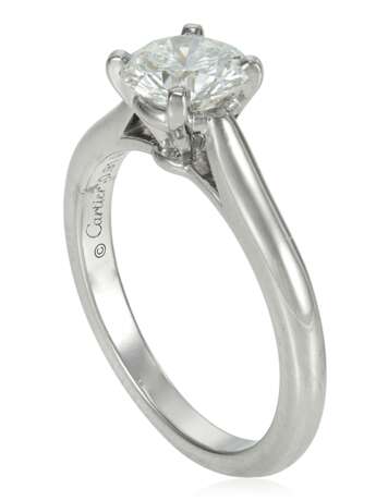 Cartier. ROUND DIAMOND RING OF 0.96 CARAT WITH GIA REPORT - фото 2