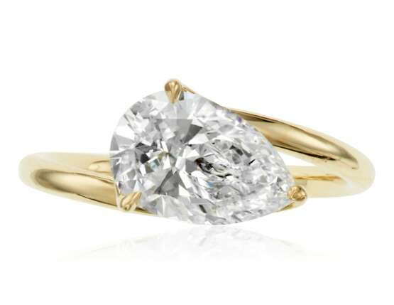 PEAR SHAPED DIAMOND RING OF 2.03 CARATS WITH GIA REPORT - photo 1