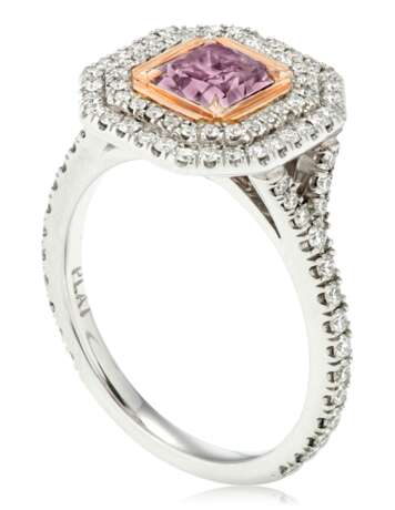 FANCY PURPLE-PINK DIAMOND RING OF 1.00 CARAT WITH GIA REPORT - photo 2