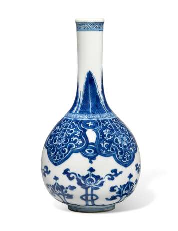 A BLUE AND WHITE 'LOTUS' BOTTLE VASE - фото 1